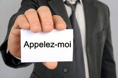 Homme d'affaires tenant une carte sur laquelle est écrit dans l'appel français je illustration libre de droits Homme d'affaires tenant une carte sur laquelle est écrit dans l'appel français je illustration libre de droits