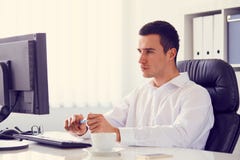 Homme d'affaires travaillant dans le bureau, modifié la tonalité images stock Homme d'affaires travaillant dans le bureau, modifié la tonalité images stock