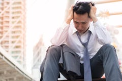 Homme d'affaires triste avec le costume se reposant à la manière de promenade d'escalier dans la ville après échouer de projet d' photos stock Homme d'affaires triste avec le costume se reposant à la manière de promenade d'escalier dans la ville après échouer de projet d' photos stock