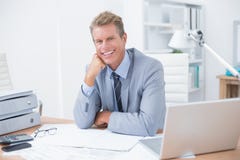 Homme d'affaires très heureux au travail photos stock Homme d'affaires très heureux au travail photos stock