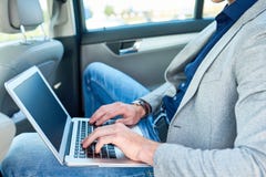 Homme d'affaires Using Laptop dans la fin de voiture photos libres de droits Homme d'affaires Using Laptop dans la fin de voiture photos libres de droits