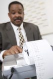 Homme d'affaires Using une machine à calculer photo stock Homme d'affaires Using une machine à calculer photo stock