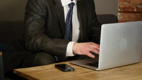 Homme d'affaires utilisant l'ordinateur portable en café sur la table en bois clips vidéos Homme d'affaires utilisant l'ordinateur portable en café sur la table en bois clips vidéos