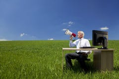 Homme d'affaires utilisant le mégaphone dans un domaine photo libre de droits Homme d'affaires utilisant le mégaphone dans un domaine photo libre de droits