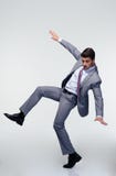 Homme d'affaires volant au-dessus du fond gris photos libres de droits Homme d'affaires volant au-dessus du fond gris photos libres de droits