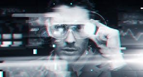 Homme dans la réalité virtuelle ou verres 3d avec le problème Image stock