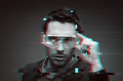 Homme dans la réalité virtuelle ou verres 3d avec le problème Photos stock