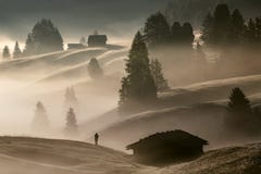 Homme dans le brouillard image stock Homme dans le brouillard image stock