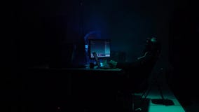 Homme dans le casque de vr jouant des jeux dans le coma de réalité virtuelle Concept de Cyberpunk, de technologie et de science-f Homme dans le casque de vr jouant des jeux dans le coma de réalité virtuelle Concept de Cyberpunk, de technologie et de science-f