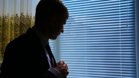 Homme dans le costume près de la fenêtre Marié mettant sur sa veste I ` VE attendant ceci Homme dans le costume près de la fenêtre Marié mettant sur sa veste I ` VE attendant ceci