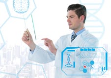Homme dans le manteau de laboratoire retardant le dispositif en verre derrière l'interface médicale bleue contre l'horizon blanc images libres de droits Homme dans le manteau de laboratoire retardant le dispositif en verre derrière l'interface médicale bleue contre l'horizon blanc images libres de droits