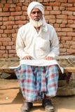 Homme dans le vêtement traditionnel dans le village indien photographie stock Homme dans le vêtement traditionnel dans le village indien photographie stock