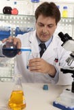 Homme dans un laboratoire image stock Homme dans un laboratoire image stock