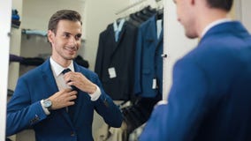 Homme dans un nouveau costume au magasin d'habillement clips vidéos Homme dans un nouveau costume au magasin d'habillement clips vidéos