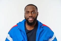 Homme de couleur musculaire bel de portrait avec l'expression gaie image stock Homme de couleur musculaire bel de portrait avec l'expression gaie image stock