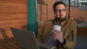 Homme de détente avec du café potable d'ordinateur portable extérieur clips vidéos Homme de détente avec du café potable d'ordinateur portable extérieur clips vidéos