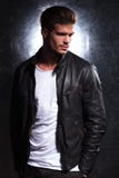 Homme de sourire de mode utilisant une veste en cuir photographie stock Homme de sourire de mode utilisant une veste en cuir photographie stock