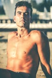 Homme décontracté bel sur la plage images libres de droits Homme décontracté bel sur la plage images libres de droits