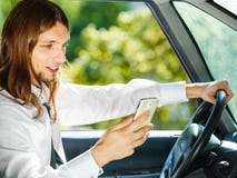 Homme employant le sien téléphone tout en conduisant la voiture images libres de droits Homme employant le sien téléphone tout en conduisant la voiture images libres de droits