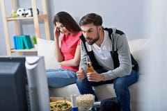 Homme et femme regardant la TV sur le divan photo libre de droits Homme et femme regardant la TV sur le divan photo libre de droits