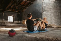Homme et femme établissant avec le medicine-ball photos libres de droits Homme et femme établissant avec le medicine-ball photos libres de droits