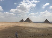 Homme et la pyramide images stock Homme et la pyramide images stock