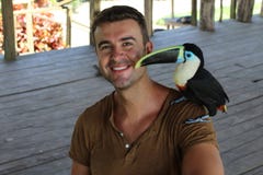 Homme et son oiseau domestiqué de toucan photographie stock Homme et son oiseau domestiqué de toucan photographie stock