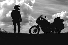 Homme et touriste de motard outre de moto de route avec le cavalier de jeune homme de sacs latéraux à reposer pendant le voyage photos libres de droits Homme et touriste de motard outre de moto de route avec le cavalier de jeune homme de sacs latéraux à reposer pendant le voyage photos libres de droits