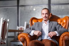 Homme heureux dans le bureau se reposant et posant sur l'appareil-photo Concept d'affaires photo libre de droits Homme heureux dans le bureau se reposant et posant sur l'appareil-photo Concept d'affaires photo libre de droits