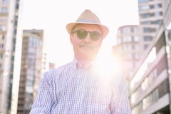 Homme hispanique supérieur retiré avec le chapeau se tenant et souriant photo stock Homme hispanique supérieur retiré avec le chapeau se tenant et souriant photo stock
