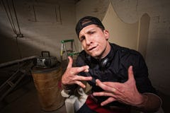 Homme idiot avec les doigts croisés photo stock Homme idiot avec les doigts croisés photo stock