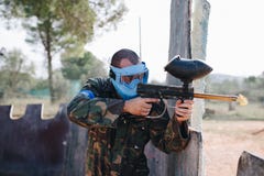 Homme jouant au Paintball dans la forêt photographie stock Homme jouant au Paintball dans la forêt photographie stock