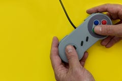 Homme jouant le jeu vidéo avec le fond de jaune de contrôleur images libres de droits Homme jouant le jeu vidéo avec le fond de jaune de contrôleur images libres de droits