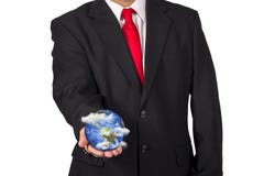 Homme jugeant la terre de planète disponible avec les nuages de flottement photographie stock Homme jugeant la terre de planète disponible avec les nuages de flottement photographie stock