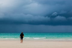 Homme marchant sur la plage Image libre de droits Homme marchant sur la plage Image libre de droits