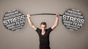 Homme musculaire combattant avec l'effort photo stock Homme musculaire combattant avec l'effort photo stock
