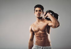 Homme musculaire exécutant la séance d'entraînement de crossfit avec le kettlebell