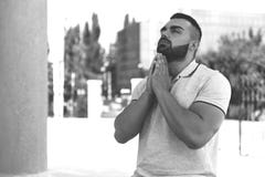 Homme musulman priant dans la mosqu?e image libre de droits Homme musulman priant dans la mosqu?e image libre de droits