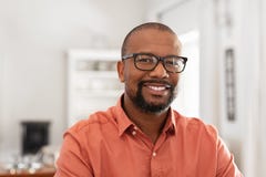 Homme m?r africain avec des lunettes photo libre de droits Homme m?r africain avec des lunettes photo libre de droits
