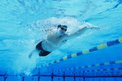 Homme nageant sous l'eau photo stock Homme nageant sous l'eau photo stock