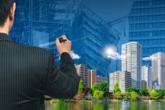 Homme ou architecture d'affaires dessinant la ville verte Photographie stock Homme ou architecture d'affaires dessinant la ville verte Photographie stock
