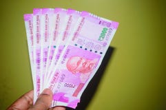 Homme ou femme d'affaires tenant ou payant ou donnant 2000 deux mille notes indiennes de roupies de devise de papier photo libre de droits Homme ou femme d'affaires tenant ou payant ou donnant 2000 deux mille notes indiennes de roupies de devise de papier photo libre de droits