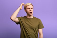 Homme perplexe rayant la tête avec le doigt, pensant à quelque chose photos libres de droits Homme perplexe rayant la tête avec le doigt, pensant à quelque chose photos libres de droits
