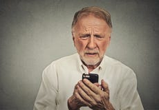 Homme plus âgé inquiété regardant son téléphone intelligent photo stock Homme plus âgé inquiété regardant son téléphone intelligent photo stock