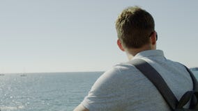 Homme regardant la mer clips vidéos Homme regardant la mer clips vidéos
