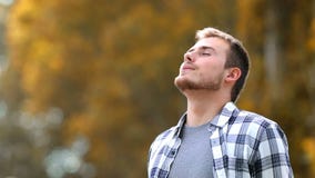 Homme respirant en parc en automne Homme respirant en parc en automne