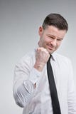 Homme réussi heureux pour ses accomplissements photographie stock libre de droits Homme réussi heureux pour ses accomplissements photographie stock libre de droits