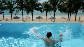 Homme se noyant dans l'eau à la piscine homme se noyant dans l'essai de piscine pour survivre par la main mise demandant l'aide Homme se noyant dans l'eau à la piscine homme se noyant dans l'essai de piscine pour survivre par la main mise demandant l'aide