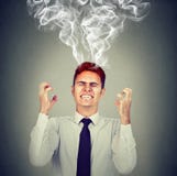 Homme soumis à une contrainte d'affaires ayant monter de vapeur de mal de tête photo stock Homme soumis à une contrainte d'affaires ayant monter de vapeur de mal de tête photo stock