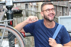 Homme souriant à Amsterdam tout en tenant le joint photo stock Homme souriant à Amsterdam tout en tenant le joint photo stock